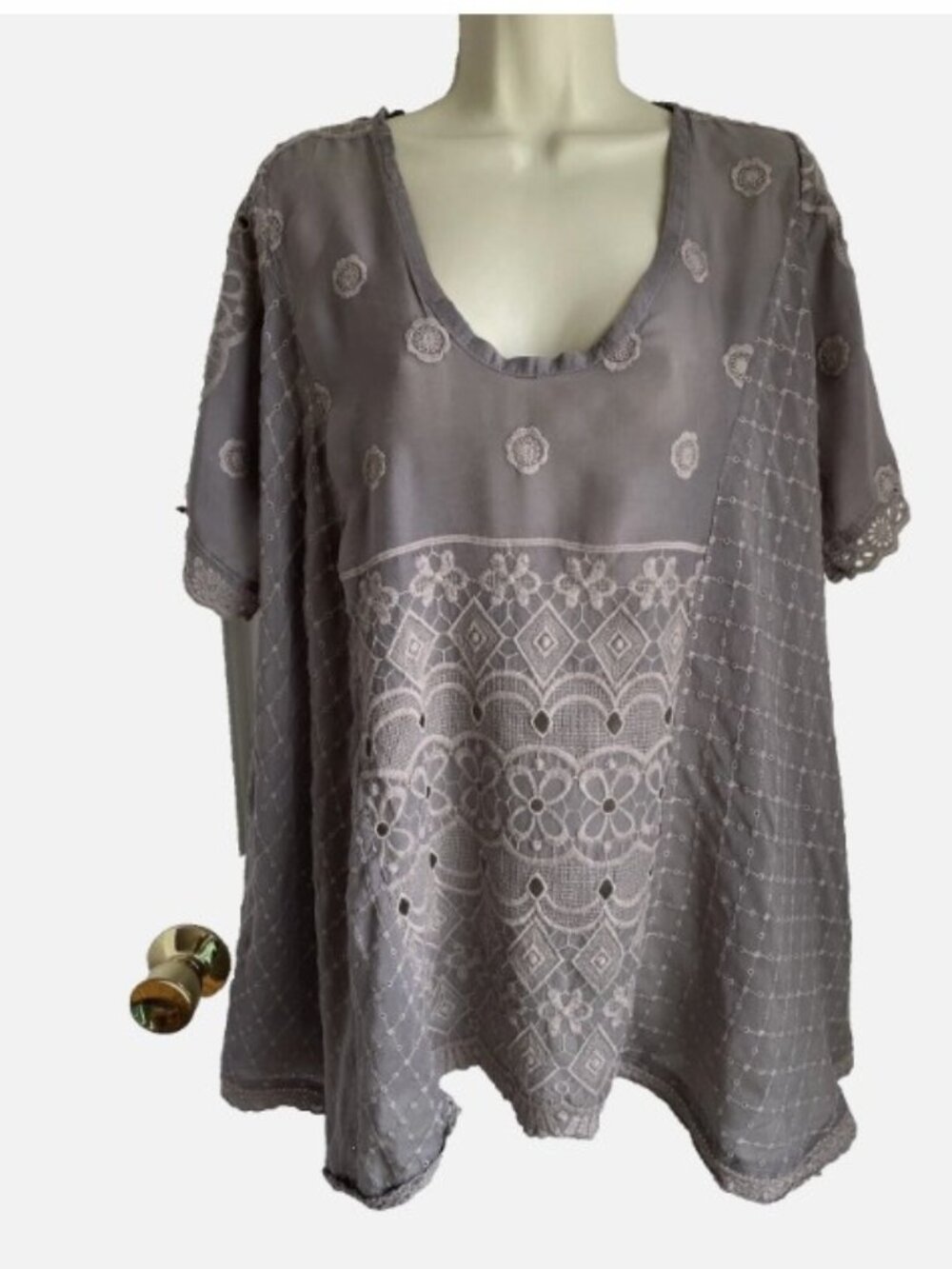 Johnny Was Blouse Top sz M Grey Taupe Eyelet Embroidery Swing Peasant Short Slee